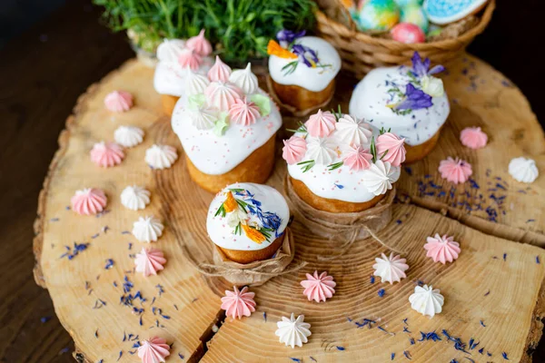 Décor Pâques 2021 Gâteaux Avec Glaçage Blanc Meringue Fleurs Gâteaux — Photo