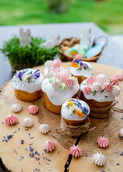 Osterdekor 2021 Kuchen Mit Weißem Zuckerguss Dekoriert Mit Rosa Baiser — Stockfoto