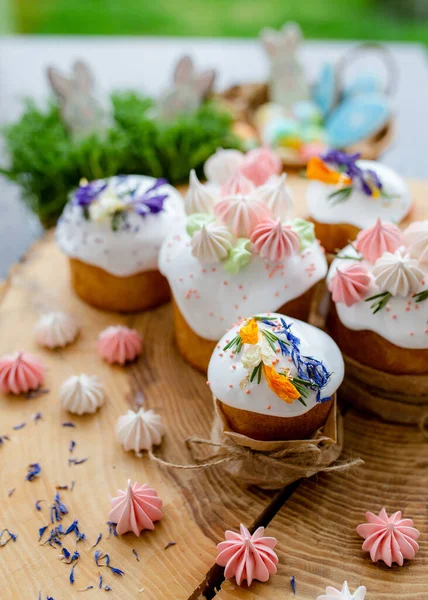 Osterdekor 2021 Kuchen Mit Weißem Zuckerguss Dekoriert Mit Rosa Baiser — Stockfoto