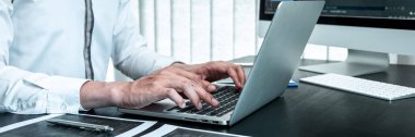 Ofiste kodlama programı yazılım bilgisayarı üzerinde çalışan geliştirici programcısı, web sitesi yazma ve geliştirme veritabanı teknolojisi.