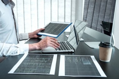 Ofiste kodlama programı yazılım bilgisayarı üzerinde çalışan geliştirici programcısı, web sitesi yazma ve geliştirme veritabanı teknolojisi.