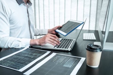 Bilişim ofisinde yazılım javascript bilgisayarı üzerinde çalışan genç programcı, problem çözümü bulmak için kodlar ve veri kodu web sitesi ve kodlama veritabanı teknolojileri yazıyor.