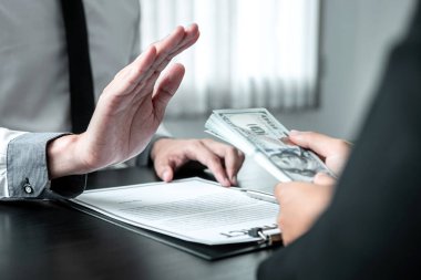 İş adamı, yolsuzluk, yasadışı ve sahtekarlık anlaşmasını başarılı kılmak için ortaklarının zarfında rüşvet almayı reddediyor..