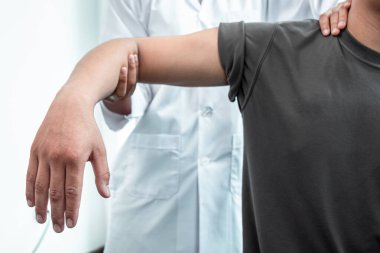 Atletizm hastalarının yaralı kollarını tedavi eden fizyoterapist, esneme ve egzersiz yapan doktor klinikte rehabilitasyon tedavisi uygulayan doktor..