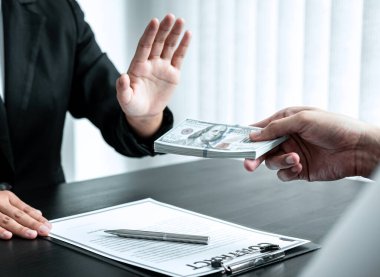 İş kadını, yolsuzluk, yasadışı ve sahtekarlık anlaşmasını başarılı kılmak için partnerlerinin zarfında rüşvet almayı reddediyor..