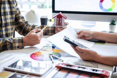 Grafik tablet ve renk örnekleri üzerinde çalışan, modern ofiste ev projesi, yaratıcı iş yeri ilhamı ve hayal gücü üzerine çalışan genç İç mimar takımı..