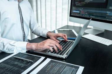 Ofiste kodlama programı yazılım bilgisayarı üzerinde çalışan geliştirici programcısı, web sitesi yazma ve geliştirme veritabanı teknolojisi.