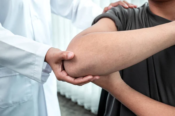 Kvinde Fysioterapeut Arbejder Undersøge Behandling Skadet Arm Atlet Patient Strække - Stock-foto