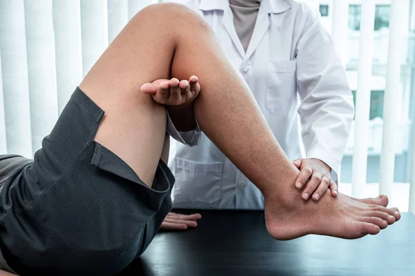 Fisioterapeuta Femenina Que Trabaja Examinando Tratamiento Pierna Lesionada Paciente Haciendo — Foto de Stock