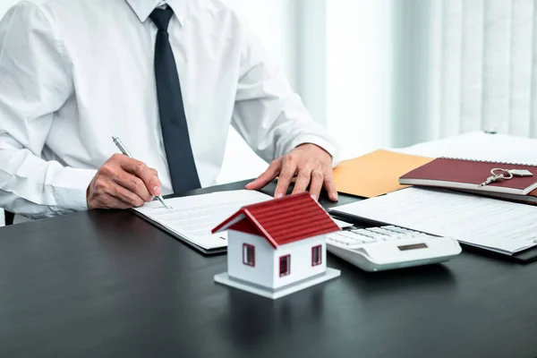 Real Estate Agent Working Sign Agreement Document Contract House Insurance — Stock Photo, Image