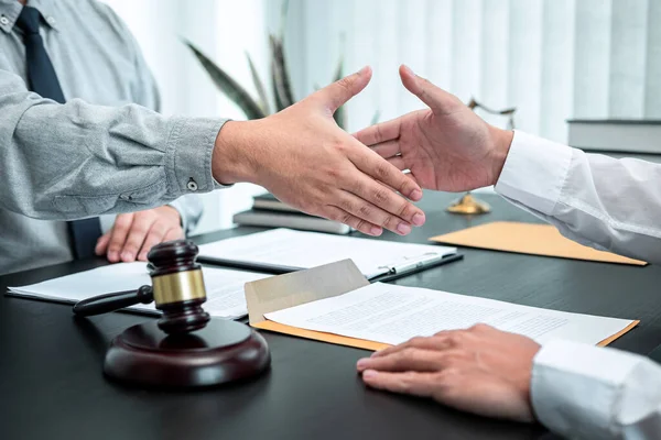 Mannelijke Advocaat Schudden Handen Met Cliënt Goede Deal Onderhandelingssamenwerking Vergadering — Stockfoto