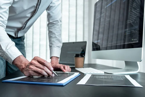 Entwickler Programmierer Der Programmierprogramm Software Arbeitet Computer Büro Schreiben Von — Stockfoto