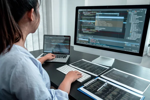 IT ofisindeki yazılım javascript bilgisayarda çalışan kadın programcı, sorunlara çözüm bulmak için kodlar ve veri kodu web sitesi ve kodlama veritabanı teknolojileri.