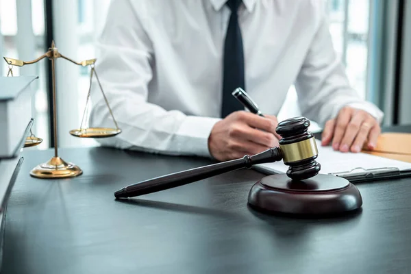 Man Advocaat Werken Met Rechtszaak Document Contract Functie Recht Recht — Stockfoto