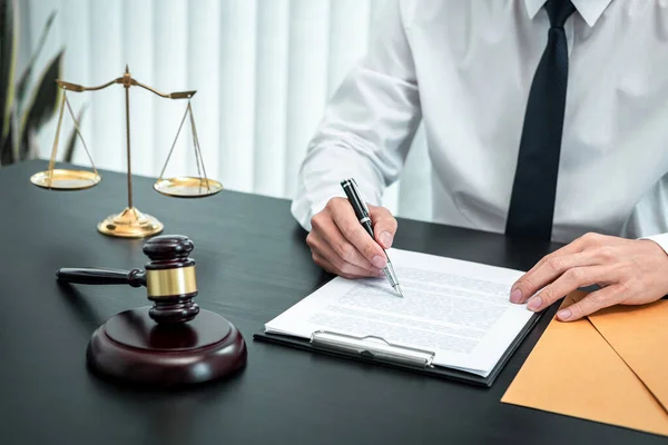 Man Advocaat Werken Met Rechtszaak Document Contract Functie Recht Recht — Stockfoto