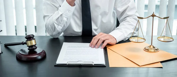 Man Advocaat Werken Met Rechtszaak Document Contract Functie Recht Recht — Stockfoto