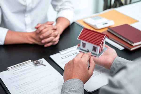Agente Inmobiliario Están Presentando Préstamo Hipotecario Cliente Discutir Firma Decisión —  Fotos de Stock