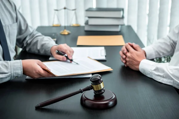 Mannelijke Advocaat Bespreekt Onderhandeling Rechtszaak Met Cliënt Vergadering Met Document — Stockfoto