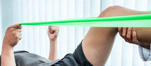 Fisioterapeuta Trabalhando Examinando Tratamento Perna Ferida Paciente Atleta Doutor Fazendo — Fotografia de Stock