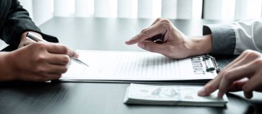 İşadamı, yolsuzluk, yasadışı, sahtekarlık ve dolandırıcılık anlaşmasında rüşvet vermesi için iş kadınına rüşvet veriyor..