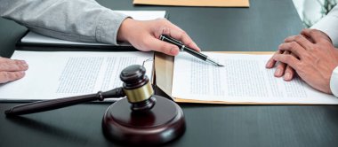 Erkek avukat müvekkil ile müzakere davasını tartışıyor belge sözleşmesi ile ofiste, hukuk ve adalet, avukat, dava kavramı.