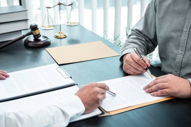 Erkek avukat müvekkil ile müzakere davasını tartışıyor belge sözleşmesi ile ofiste, hukuk ve adalet, avukat, dava kavramı.