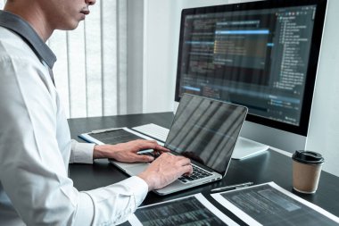 Ofiste kodlama programı yazılım bilgisayarı üzerinde çalışan geliştirici programcısı, web sitesi yazma ve geliştirme veritabanı teknolojisi.