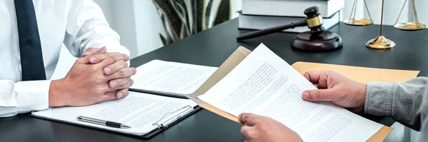 Abogado Masculino Discutiendo Caso Legal Negociación Con Reunión Clientes Con — Foto de Stock