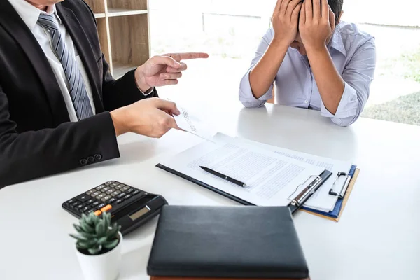 Jefe Negocios Que Envía Una Carta Despido Una Remuneración Final — Foto de Stock