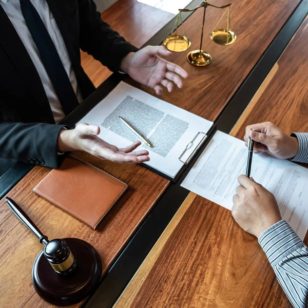 Profesyonel erkek avukat ya da danışman müvekkil ile müzakere davasını görüşüyorlar belge sözleşmesi ile ofis, hukuk ve adalet, avukat, dava kavramı.