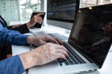 IT şirketinin ofisindeki yazılım geliştirme bilgisayarında proje üzerinde çalışan profesyonel programcı ekibi, kodlar ve veri kodu web sitesi ve yeni Uygulama hakkında kodlama veritabanı teknolojileri.