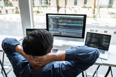 Geliştirici programcı, bilişim şirketinin ofisindeki yazılım geliştirme bilgisayarında rahatlama ve arama projesi, kod ve veri kodu web sitesi ve çözüm bulmak için kodlama veritabanı teknolojileri.