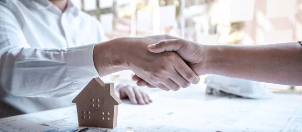 Equipo Arquitectos Ingenieros Estrechando Mano Mientras Trabajan Cooperación Herramientas Ingeniería —  Fotos de Stock