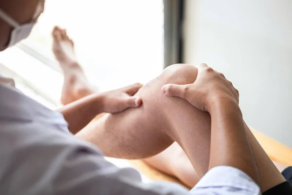 Fisioterapeuta Femenina Que Trabaja Examinando Tratamiento Pierna Lesionada Del Paciente — Foto de Stock