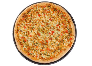 Eritilmiş peynirli taze pişmiş tavuk pizzası, dilimlenmiş kırmızı biber ve ince hamurlu otlar. Beyaz arka planda siyah yuvarlak tavada servis edilmiş. Altın kabuk ve canlı malzemeler iştah açıcı dokuyu vurgular.