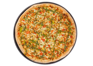 Eritilmiş peynirli taze tavuk pizzası, dilimlenmiş kırmızı biber ve ince hamurlu yeşil pesto. Beyaz arka planda siyah yuvarlak tavada servis edilmiş. Altın kabuk ve canlı malzemeler zengin doku ve lezzeti vurgular.