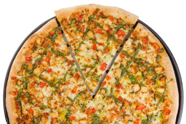Eritilmiş peynirli taze tavuk pizzası, dilimlenmiş kırmızı biber ve ince hamurlu yeşil pesto. Yumuşak iç mekanı ortaya çıkarmak için bir dilim kaldırıldı. Beyaz arka planda siyah tavada servis edilmiş. Altın kabuk ve canlı malzemeler zengin dokuyu vurgular