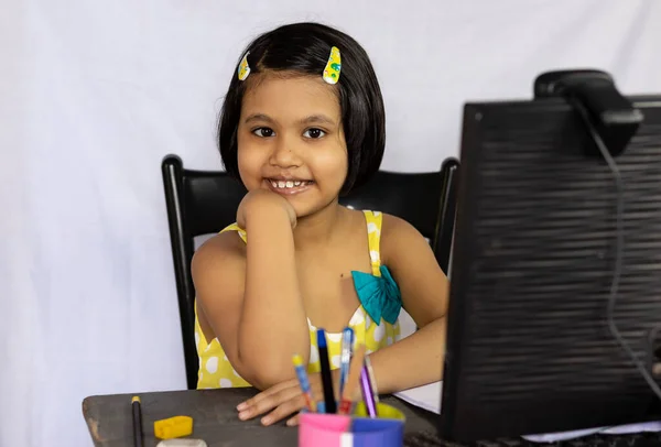 Une Fille Indienne Enfant Avec Visage Souriant Assis Devant Ordinateur — Photo