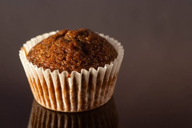 Işıltılı yansıtıcı yüzeyde ev yapımı kek üzerine seçici bir odaklanma