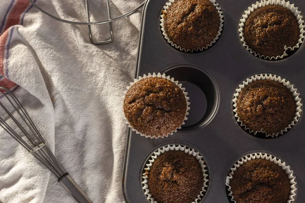 Bovenaanzicht Van Een Dienblad Vol Zelfgemaakte Chocolade Muffin Cup Cake — Stockfoto