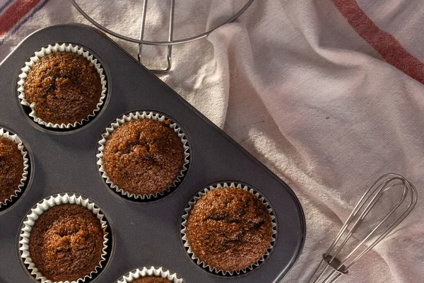 Bovenaanzicht Van Een Dienblad Vol Zelfgemaakte Chocolade Muffin Cup Cake — Stockfoto