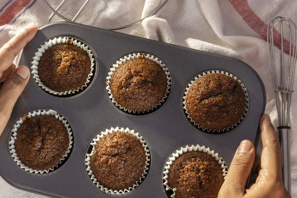Bovenaanzicht Van Een Dienblad Vol Zelfgemaakte Chocolade Muffin Cup Cake — Stockfoto
