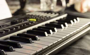 Piyano veya klavyenin seçmeli odağı