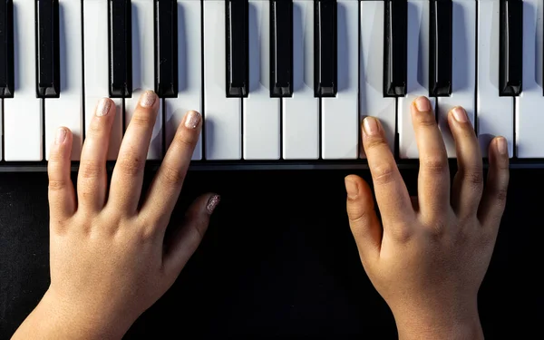 Bovenaanzicht Van Piano Keyboard Met Menselijke Hand Zwarte Achtergrond — Stockfoto