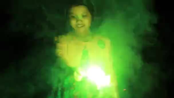 Bonito Indiana Menina Criança Desfrutando Sparklers Durante Diwali Festival — Vídeo de Stock