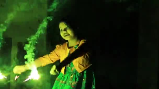 Słodkie Indyjski Dziewczyna Dziecko Korzystających Sparklers Podczas Diwali Festiwal — Wideo stockowe