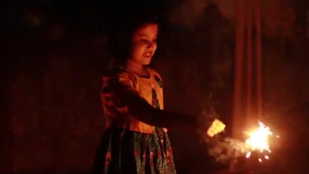 Una Linda Niña India Disfrutando Chispas Durante Festival Diwali — Vídeo de stock