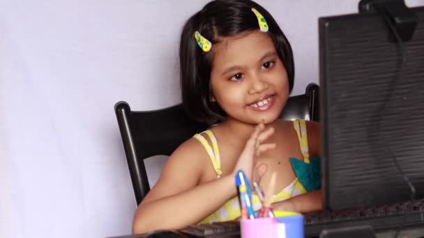Симпатичная Индийская Девочка Улыбающимся Лицом Перед Настольным Компьютером — стоковое видео