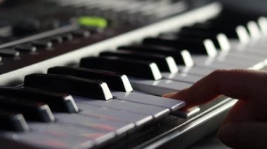 İnsan eliyle piyano veya klavye çalmanın seçici odağı