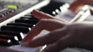 İnsan eliyle piyano veya klavye çalmanın seçici odağı